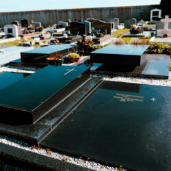 Entretien des sépultures : Cimetières La Rochelle - Cimetières Sainte Soulle- Cimetières île de Ré - Cimetières Charron - Cimetières Villedoux - Cimetières Andilly - Cimetières Longèves - Cimetières Angliers - Cimetières Ferrières - Cimetières Courçon - Cimetières Mauzé sur le Mignon