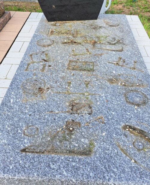 Nettoyage complet du monument et des plaques et ornements