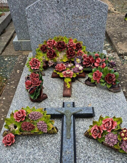 Dorure à la feuille d'or sur une stèle et plaque