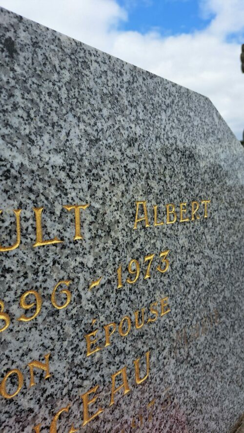 Dorure à la feuille d'or sur une stèle et plaque