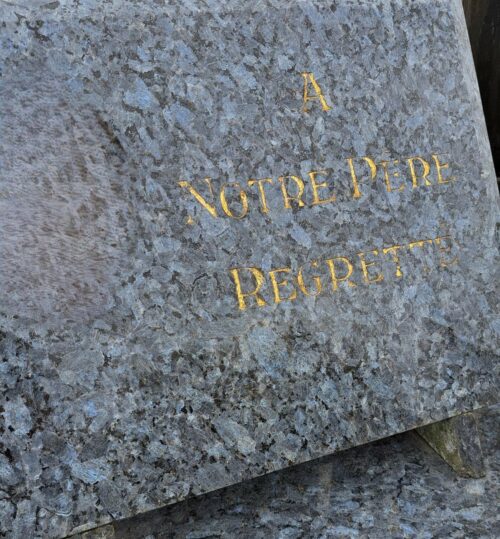 Dorure à la feuille d'or sur une stèle et plaque