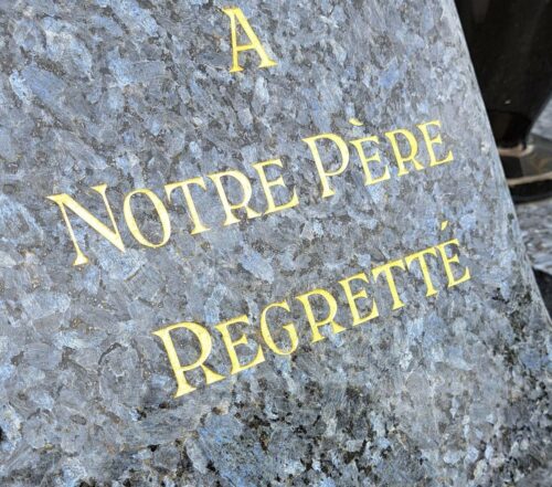 Dorure à la feuille d'or sur une stèle et plaque