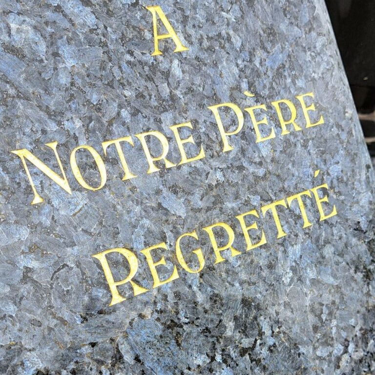 Dorure à la feuille d'or sur une stèle et plaque