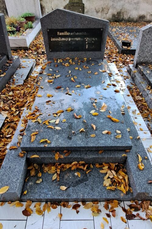 LA ROCHELLE – Nettoyage de la sépulture et de ses ornements et pose d’un chrysanthème.