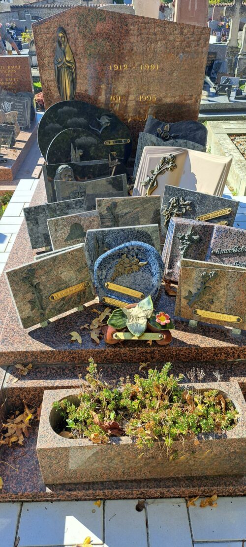 Cimetière de Croix-Chapeau - Nettoyage de la sépulture et de ses ornements