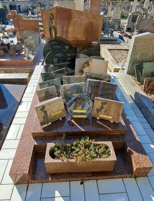 Cimetière de Croix-Chapeau - Nettoyage de la sépulture et de ses ornements