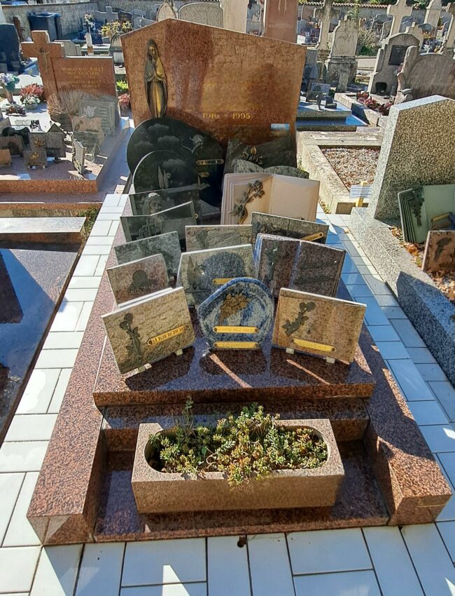 Cimetière de Croix-Chapeau - Nettoyage de la sépulture et de ses ornements