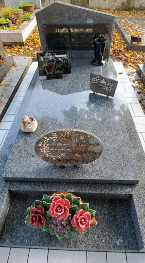 LA ROCHELLE – Nettoyage de la sépulture et de ses ornements et pose d’un chrysanthème.