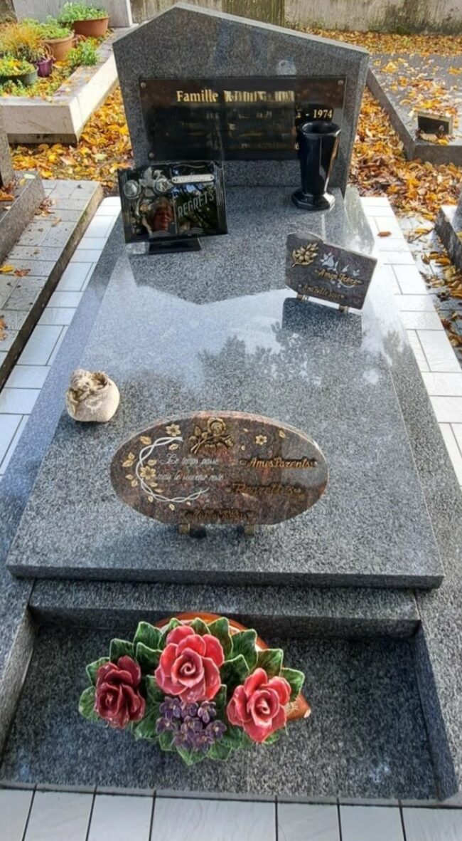 LA ROCHELLE – Nettoyage de la sépulture et de ses ornements et pose d’un chrysanthème.