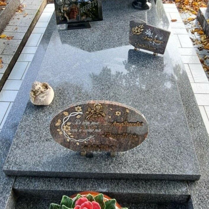 LA ROCHELLE – Nettoyage de la sépulture et de ses ornements et pose d’un chrysanthème.
