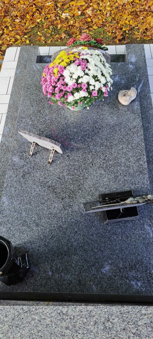 LA ROCHELLE – Nettoyage de la sépulture et de ses ornements et pose d’un chrysanthème.