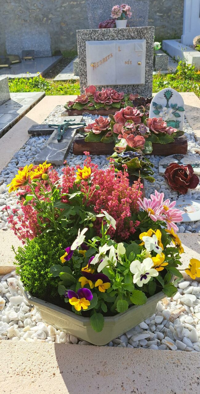 THAIRE – Nettoyage complet du pourtour et du cœur de la concession. Pose de gravier. Rénovation de la plaque en marbre et pose d’une composition de saison.