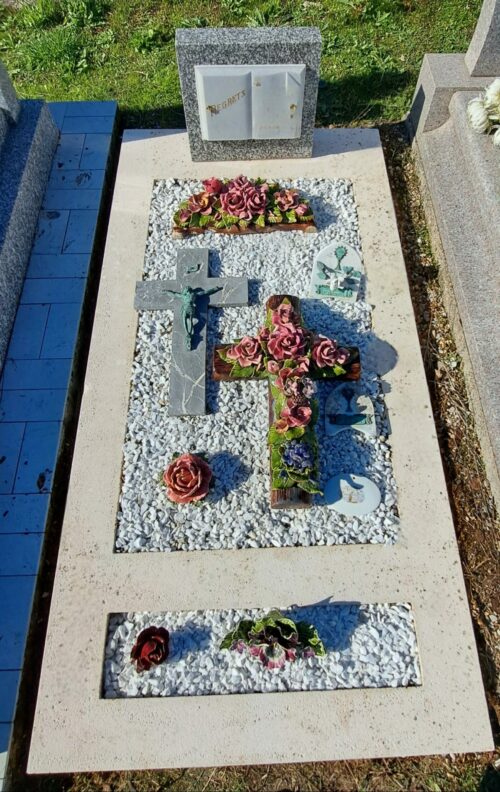 THAIRE – Nettoyage complet du pourtour et du cœur de la concession. Pose de gravier. Rénovation de la plaque en marbre et pose d’une composition de saison.