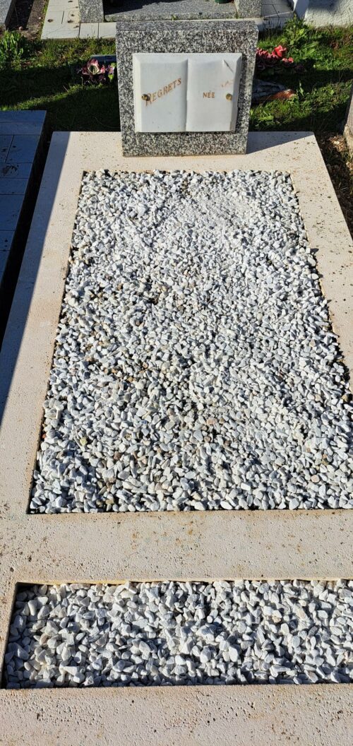 THAIRE – Nettoyage complet du pourtour et du cœur de la concession. Pose de gravier. Rénovation de la plaque en marbre et pose d’une composition de saison.