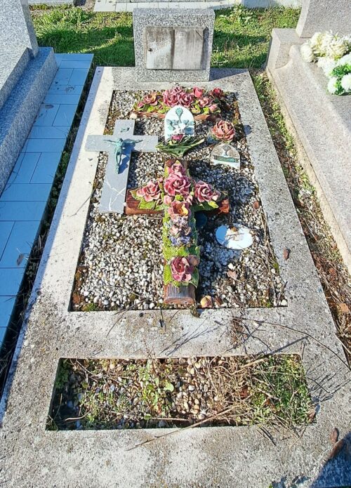 THAIRE – Nettoyage complet du pourtour et du cœur de la concession. Pose de gravier. Rénovation de la plaque en marbre et pose d’une composition de saison.